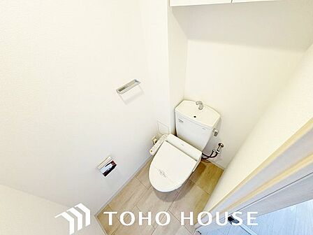 清潔感あるホワイト調のクロスと温もり溢れるモダンカラーの床材が見事に調和した本邸宅は、毎日の生活を少しでも快適に過ごして頂ける様に落ち着いた雰囲気作りから行っています。