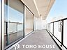 バルコニー：充分な広さが確保されたバルコニー。日当たりのよい住宅エリアですので、多くの陽光が降り注ぎ、室内には陽だまりを生み出してくれます。