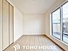 室内：日照に恵まれたお部屋。柔らかい自然光で朝目覚める暮らしが送れるだろう。また、機能的なクローゼットを配置して、片付いた空間も実現出来そう。
