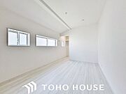 【クローゼット有】居室にはクローゼットを完備。自由度の高い家具の配置が叶う、採光と室内のバランスが絶妙なシンプルな空間です。【1号棟】