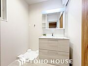 【洗面所】平日の朝であっても、落ち着きとくつろぎを感じられる洗面空間。気持ちよく身だしなみを整えられます。