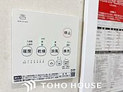 寒い日に予め浴室を暖めておく事によって、ヒートショックを防ぎます。夏の暑い日には涼風で浴室を快適に保ちます。洗濯物の乾燥機としてもお使いになって頂けますので、雨の日のお洗濯物も安心ですね。
