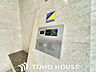 その他：メインエントランスは低層マンションの贅を彷彿させるような佇まいとなっております。お住まいになられる方を考慮し、階段とスロープを設けているのも素敵です。