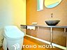 トイレ：ウォシュレット機能付きのトイレは、収納が付いて実用性も兼ね備えた造り。