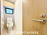 トイレ：ホワイトを基調とした、清潔感あふれるシンプルなトイレ空間。限られたスペースながらも、お手入れのしやすい床材やクロスが採用されており、日々の掃除がスムーズに行える機能的な造りに仕上がっています。