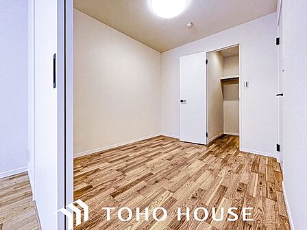 リビングと続き間の洋室はウォークインクローゼット付きで客間や子供部屋としてもご利用いただけます。