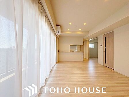 居心地のいい暮らしには欠かせない眩い採光。ゆったりとした幅の窓からこの空間に降り注ぐ採光が絶えない。明るいリビングこそ居心地のいい暮らしが待っているのだと思う。
