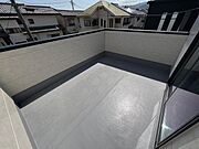 陽射しとともに、少しづつ装いを変える街の景観から、星空が地上に映りこむかのような夜景のきらめきまで、この街ならではの美しい風景の物語が室内に展開します。手を伸ばせば、ふれることができそうな眺望も魅力。