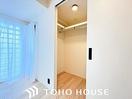 リノベーションで新設された、大容量のWIC。可動式の棚とハンガーパイプで、自分好みにカスタマイズ可能。整理整頓がはかどります。