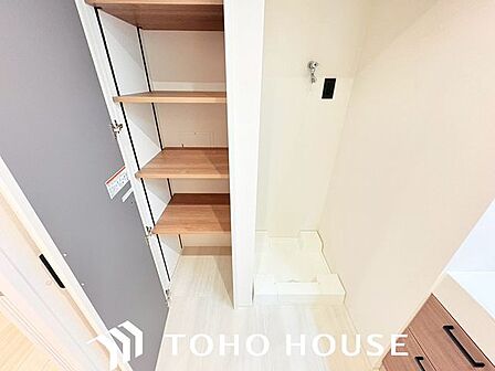 洗濯機置き場のすぐ横に新設されたリネン庫。かさばるバスタオルや洗剤のストックもスッキリ収納でき、毎日の家事動線をスムーズにする機能的な設計です。