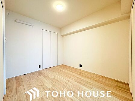 光と風を感じる、心地よい洋室。書斎としても使えるので、趣味の時間や仕事に集中したい時など、ライフスタイルに合わせて活用できます。