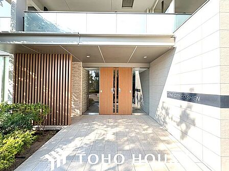 2017年3月築のレジデンス。ゆとりある敷地計画と美しい景観が、日常に潤いをもたらします。ペットの飼育も可能(細則有)で、大切な家族と一緒に新しい生活を始められます。