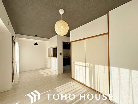 窓からの採光を室内の奥まで取り込めるよう配慮された設計。ホワイトベースの内装が光を反射し、お部屋全体に爽やかな明るさと奥行きをもたらすため、帖数以上の視覚的開放感を演出します。