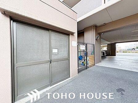 敷地内に専用のごみステーションを設置。収集日に合わせて遠くまでゴミを運び出す手間を軽減し、日々のちょっとしたストレスを抑えた快適な暮らしをサポートします。