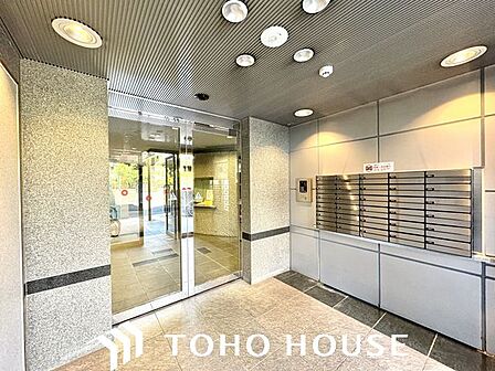 ホテルエントランスのような凛とした空間が存在しています。セキュリティーに守られている館内は静寂な中に、デザイナーの質感への拘りと四季折々の変化を感じることが出来る工夫がされております。