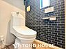 トイレ：トイレは1階と2階の2箇所に設置されています。朝の身支度で混み合う時間帯や、就寝時、来客時にも気兼ねなく使えてご家族みんなが快適に過ごせます。