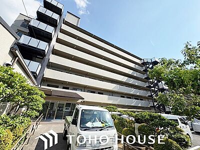 外観:周囲の街並みと美しく調和する、洗練されたデザインの外観。飽きのこないシンプルなカラーリングとスタイリッシュなフォルムが、住まいとしてのクオリティの高さと落ち着いた佇まいを演出します。 外観:周囲の街並みと美しく調和する、洗練されたデザインの外観。飽きのこないシンプルなカラーリングとスタイリッシュなフォルムが、住まいとしてのクオリティの高さと落ち着いた佇まいを演出します。