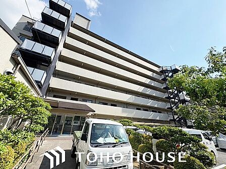 周囲の街並みと美しく調和する、洗練されたデザインの外観。飽きのこないシンプルなカラーリングとスタイリッシュなフォルムが、住まいとしてのクオリティの高さと落ち着いた佇まいを演出します。
