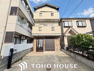 外観:1階部分は堅牢なRC造、2・3階が木造の3階建て住宅。カースペースは2台分(車種による)確保されています。 外観:1階部分は堅牢なRC造、2・3階が木造の3階建て住宅。カースペースは2台分(車種による)確保されています。