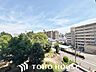 その他：前面に極端な遮蔽物がなく、程よい開放感を確保した窓からの眺望。外からの視線が直接気になりにくい配置（または距離感）が保たれており、室内にいながら周囲の落ち着いた住環境を確認できる安心の景色です。