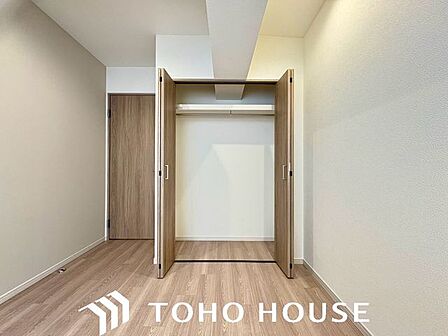 心と体をゆったりと安らげる主寝室。寝室のゆとりが大きい分だけ、暮らしの安らぎは深まります。一日の疲れを癒すだけでなく、ご夫婦の親密な語らいを紡ぎ出します。