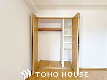 ハンガーパイプや枕棚が備え付けられた、実用的な衣類用クローゼット。丈の長いコートから季節物のケースまでスッキリと収まるため、居室内に余計な家具を置く必要がなく、お部屋を最大限広く使っていただけます。