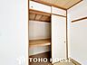 収納：「あとちょっと収納があれば」、「ここにも収納が欲しいな」・・・誰もが一度は悩まれたご経験があるのではないでしょうか。住まう方に、より良い空間をと創造された邸宅は、住み心地の良い空間に仕上がっています。
