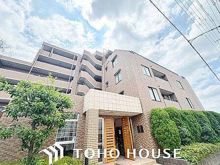 落ち着いた住環境に相応しい、気品ある佇まいの外観デザイン。前面道路の幅員(または周辺の開放感)にも恵まれており、圧迫感を感じさせない開放的でスッキリとした外観が魅力的な物件です。