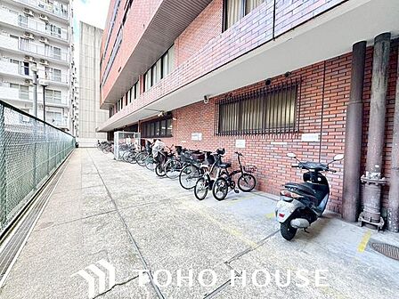広さがしっかり確保された敷地内駐輪場。住まう方々に不便を感じさせないような、配慮が垣間見えます。