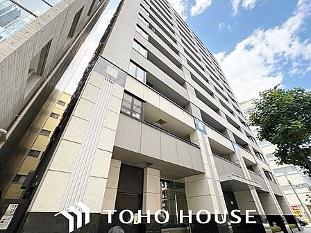 陽光を効率よく取り込めるよう、窓の配置や建物の形状に配慮された設計。外からの視線を適度に遮りながらも、室内に明るい光と心地よい風を届ける工夫が外観デザインからも見て取れます。