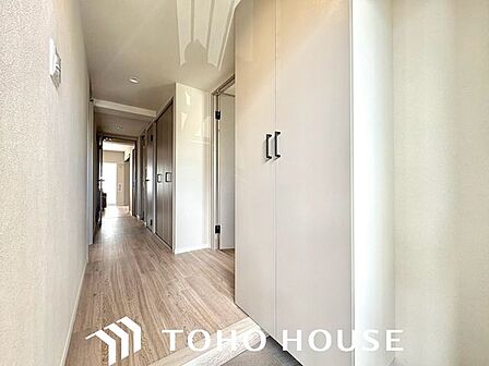 玄関周りは高級感と断熱性・防犯性に優れてなければいけません。ピッキング対策に優れたセキュリティサムターン等・玄関扉も進化しています。快適な住まいには安心も添えてありますね。