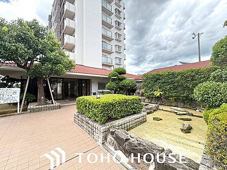 重厚感溢れるエントランスは、マンションの一つの特徴でもあります。その穏やかな佇まいに、訪れる方々は圧倒されるはず。オーナーとしてのステータスと市内アクセスの利便性を貴方の手に。