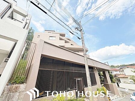 周囲の街並みと美しく調和する、洗練されたデザインの外観。飽きのこないシンプルなカラーリングとスタイリッシュなフォルムが、住まいとしてのクオリティの高さと落ち着いた佇まいを演出します。