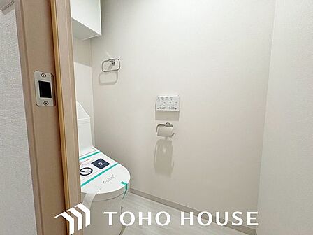 ホワイトを基調とした、清潔感あふれるシンプルなトイレ空間。限られたスペースながらも、お手入れのしやすい床材やクロスが採用されており、日々の掃除がスムーズに行える機能的な造りに仕上がっています。