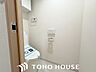 トイレ：ホワイトを基調とした、清潔感あふれるシンプルなトイレ空間。限られたスペースながらも、お手入れのしやすい床材やクロスが採用されており、日々の掃除がスムーズに行える機能的な造りに仕上がっています。