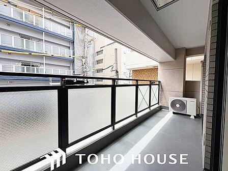 室内に明るい光と心地よい風を届ける、開放的な設計のバルコニー。手すり壁の仕様や配置により、外からの視線を適度に遮りながらも、日中の採光を効率よく取り込めるよう配慮された快適な空間です。