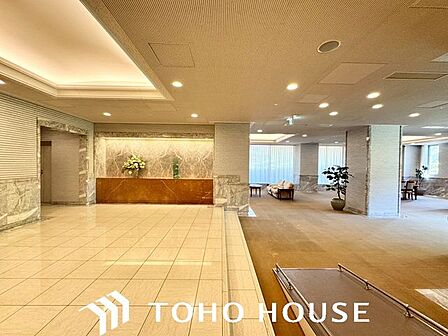 重厚感溢れるエントランスは、マンションの一つの特徴でもあります。その穏やかな佇まいに、訪れる方々は圧倒されるはず。オーナーとしてのステータスと市内アクセスの利便性を貴方の手に。