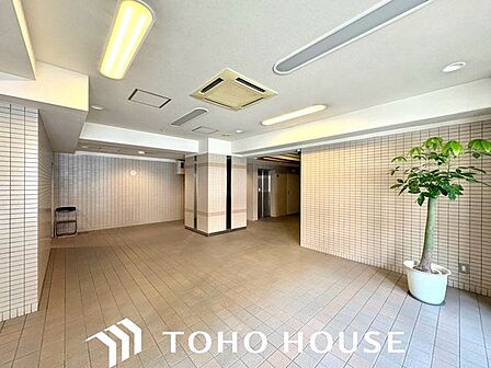 エントランスの写真になります。セキュリティーも良好なオートロックも完備しております。留守がちなお客様にも便利な宅配ボックスのございます。