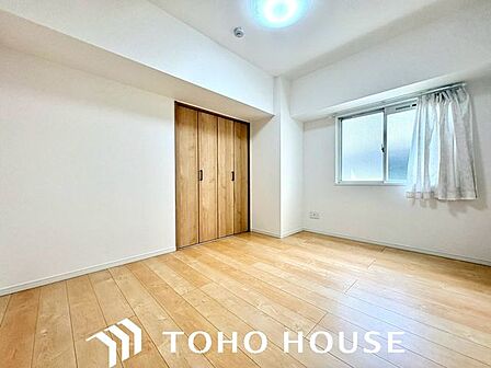 風の通り道。舞い込んでくる風が優しく躍り、室内に爽やかな空気を運んでくる。そこに季節の息吹を感じて、いまがどんな季節なのかを実感する。