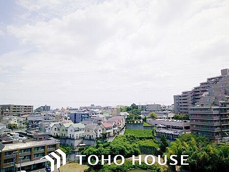 前面に極端な遮蔽物がなく、程よい開放感を確保した窓からの眺望。外からの視線が直接気になりにくい配置（または距離感）が保たれており、室内にいながら周囲の落ち着いた住環境を確認できる安心の景色です。