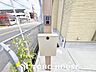 その他：防犯性に優れたカギ付きの郵便ポストを採用しています。大切な郵便物や個人情報をしっかり守り、プライバシーの面でも安心。毎日の出し入れがしやすいよう、使い勝手にもこだわった設計です。