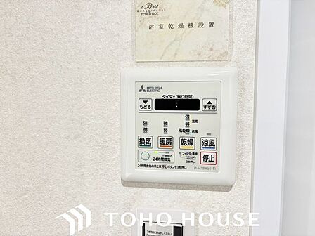 寒い日に予め浴室を暖めておく事によって、ヒートショックを防ぎます。夏の暑い日には涼風で浴室を快適に保ちます。洗濯物の乾燥機としてもお使いになって頂けますので、雨の日のお洗濯物も安心ですね。