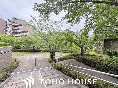 マンション敷地内の広場。緑も多く、癒しの空間です。