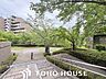 その他：マンション敷地内の広場。緑も多く、癒しの空間です。