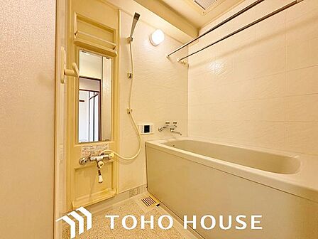 一日の疲れを穏やかに癒す、清潔感あふれるバスルーム。ゆったりと浸かれる浴槽や、水はけが良くお手入れのしやすい床材など、日々の使い勝手とメンテナンスのしやすさに配慮された快適な機能美空間です。