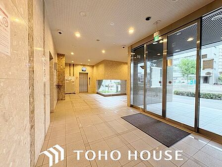 毎日の行き帰りで必ず通行する、住まいの顔となるエントランス空間。流行に左右されないオーソドックスでシンプルな設計となっており、居住者や訪れる人々を落ち着いた雰囲気でスムーズに迎え入れます。