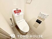 トイレ温水洗浄機能付き便座が新設されています。当たり前ですが、気になる水周り関係が全て新品というのも新築物件ならではですから、気持ちよく新生活が始められます。
