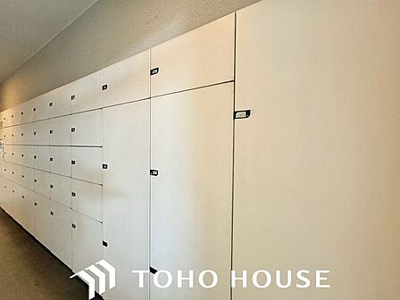 不在時の荷物の受け取りに大変便利な宅配ボックスを完備。共働きのご家庭や、ネットショッピングを頻繁に利用される方にとって欠かせない嬉しい設備です。