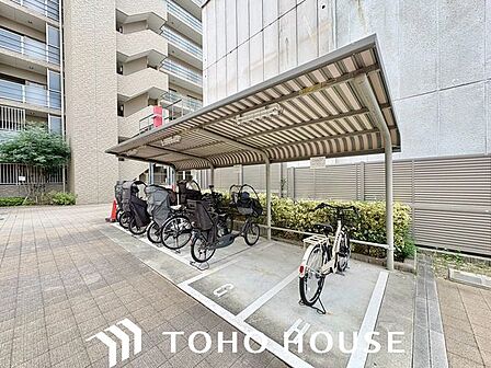 屋根付きの専用駐輪場スペース。大切な自転車を雨風から守り、毎日のお買い物や通勤・通学への利用に大変便利です。