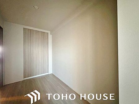 落ち着きのあるカラーリングで統一されており、心地よいおこもり感と上質なプライベート空間を演出しています。※現況写真にAIによる画像処理(家具等を消す)がされています。